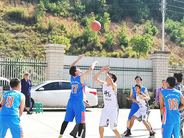 大學生參加（jiā）前進杯籃球賽