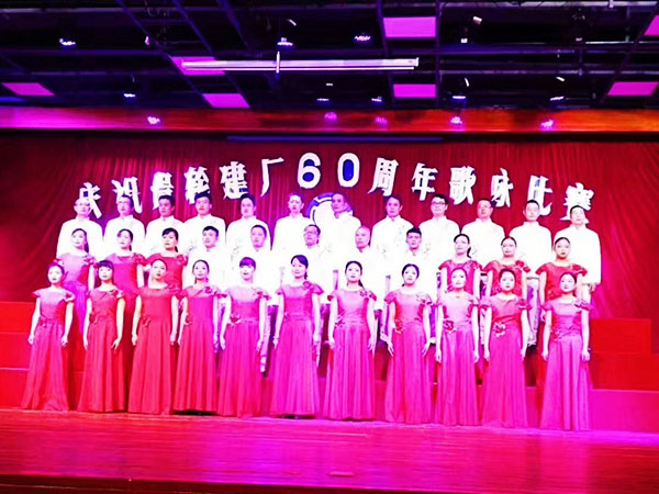 大（dà）學生參加所在（zài）部門大合唱比賽